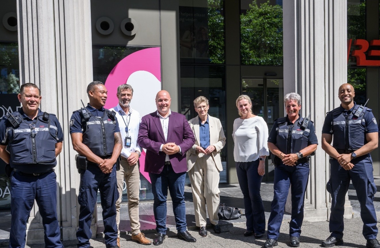 Groepsfoto met staatssecretaris Aartsen, OV-NL voorzitter Hatte van der Woude, RET CEO Linda Boot en vier boa’s.